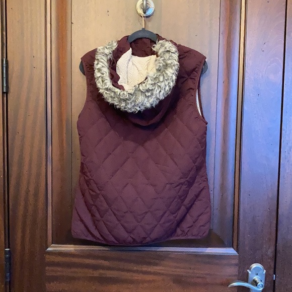 Eddie Bauer Vest quilted sherpa lined with hood - Picture 14 of 16